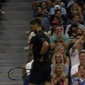 Novak se uhvatio za leđa, bolna grimasa odala sve: Odmah sve prekinuo i izašao sa terena