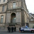 Luvr zatvoren drugi dan zaredom dok Francuska traga za kradljivcima nakita