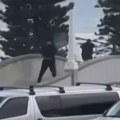 Snimak sa plaže u Sidneju otkriva trenutak kada je policajac spasao ljude od terorista: Ovo je jednom u životu.