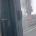 Drama na putu za Novi Sad: Vatra „guta“ automobil na Batajničkoj petlji (video)