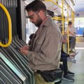 Naš glumac uhvaćen u gradskom prevozu Kuca poruke na telefonu, svi ga komentarišu na mrežama: "Čovek nema komplekse" (foto)…