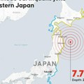 Tlo se ne smiruje: Japan pogodio niz zemljotresa, automobil upao u rupu
