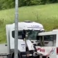 Teška saobraćajna nesreća kod Mrkonjić Grada! Sudarili se kamion i autobus: jedna osoba poginula, deset povređeno (foto)
