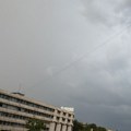 Zacrnilo se nebo: Pljusak sa grmljavinom stigao u Novi Sad, saobraćaj usporen