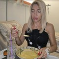 Prve fotografije Jovane Jeremić nakon operacije Trpi jake bolove, lekari je skinuli sa infuzije: Nosi pojas oko grudi