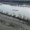 Drama na Dunavu traje Nadležni uzimaju uzorke vode, a proveravaju se oštećenja stubova u koje je udarila barža