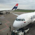 FOTO, VIDEO: Avion koji je na beogradskom aerodromu udario u svetla ima rupu i oštećeno krilo