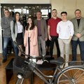 Od bicikla do besplatne ishrane u menzi : Pobednicima studentskog literarnog konkursa u Novom Sadu danas uručene nagrade