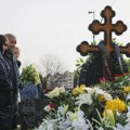 Majka Alekseja Navaljnog posetila grob sina povodom 40 dana od njegove smrti (foto)