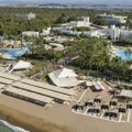 Lepa peščana plaža u zagrljaju gustog zelenila: Nedaleko od centra, dobar hotel i odlična usluga