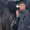 TikToker uhapšen kad je gurnuo mikrofon pod nos konju kraljeve garde