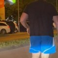 Zaustavio čitav saobraćaj A onda se sagnuo nasred ulice! Scena iz Novog Sada o kojoj se priča (video)