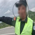 Хит снимак: Полицајац зауставио страног држављанина, а када је схватио да га овај не разуме, постало је урнебесно (видео)