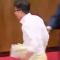 "Овакве ситуације видимо само у филмовима" Снимак из тајванског парламента запалио мреже (видео)