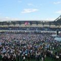 Srbija pamti! 30 hiljada ljudi okupilo se Na stadionu "Lagator" u Loznici: Veliki broj okupljenih obeležava Dan sećanja na…