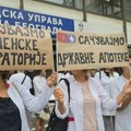 „Sačuvajmo državne apoteke“: Zaposleni u Apotekama Beograd protestovali ispred Gradske uprave