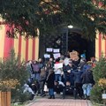 FOTO Đaci Karlovačke gimnazije u mirnom protestu: Solidarno sa studentima i učenicima u blokadama