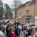 Prosvetni i zdravstveni radnici Čačka danas organizovali zajednički protest