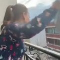 (Video) Pevačica bacila smeće sa terase na ulicu: Ovim potezom je zgrozila ljude: "Kakvo nevaspitanje"