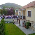 Uuaa kume lopove ?! Kuma vodila demonstrante i huligane kumu pred kuću !!