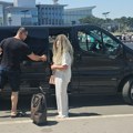 (Foto): Pevačica (53) se pojavila na aerodromu i šokirala promenom - Izmenila lični opis, niko je nije prepoznao: "Meni se…