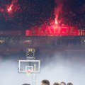 Delije zapalile baklje u praznoj Areni nakon teškog poraza od Partizana, poslušajte šta su zapevali