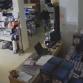 Osvanuo snimak pljačke u Lazarevcu: Vlasnik prodavnice elektro-materijala nudi nagradu onome ko prepozna osobu sa snimka!