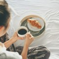 Imate više od 50 godina? Gastroenterolozi kažu da ova jutarnja navika može da poboljša varenje i stomak će vam raditi savršeno…