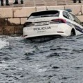 Полицијски аутомобил бућнуо у море! Невероватна сцена из Сења