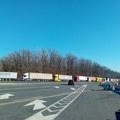 Teretnjaci na izlazu iz Srbije čekaju sat vremena na Sremskoj Rači