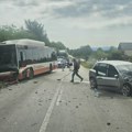 Težak udes na putu Čačak - Kraljevo: Sudarili se autobus i automobil, saobraćaj potpuno obustavljen