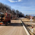 Zbog kamiona koji oštećuju put meštani Vlasova kod Kuršumlije najavljuju blokadu