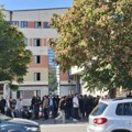 Pristalice tzv. OVK ne dozvoljavaju poslanicima izlaz iz skupštine u Prištini, postavili metalne ograde