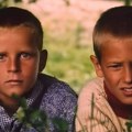 Zbog tragedije napustio Srbiju, drugi još uvek glumi: Kako danas izgledaju Milan i Halil iz "Lepa sela lepo gore"