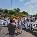 Građani blokirali put, traže besplatne knjige i užinu „kao za decu u Beogradu“