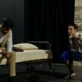 Predstava Igle i pribadače u Teatru Vuk: Intrigantni razgovori između psihijatra i mlade zatvorenice osuđene na doživotnu…