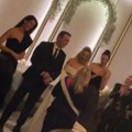 Ova poznata voditeljka je kuma na venčanju slavka beleslina: Dugu kosu pustila, a crna elegantna haljina sa golim ramenom joj…