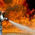 Veliki požar u Redingu: Gust dim nadvio se nad centrom grada, kran spasio radnika (VIDEO)