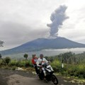 11 Planinara stradalo u erupciji vulkana u Indoneziji: Sela i gradovi prekriveni pepelom, ima i nestalih (foto, video)