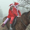 Najmlađi Deda Mraz na svetu je iz Srbije: Miloš (6) na konju doneo poklone drugarima - Ima ubedljivo najbolju želju za Novu…