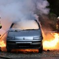 Ogroman plamen guta automobil na Voždovcu, stravičan snimak iz Klinske ulice: Evo kako je buknula vatra