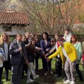 Za Svetski dan šuma gimnazijalci sa gradonačelnicom sadili drveće