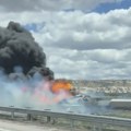 Vagoni goreli satima: Drama u Arizoni: Teretni voz iskočio iz šina pa se zapalio, zatvoren autoput (video)