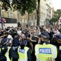 Više od 150 demonstranata uhapšeno u neredima posle ubistva tri devojčice, hitno zasedanje vladinog tima u Londonu