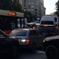 Automobili stoje, autobus zaglavljen na raskrsnici Opšti haos u centru Beograda nakon lančanog sudara na Brankovom mostu…