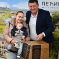 Auto-sedišta za najmlađe u opštini Pećinci Pokloni za decu rođenu tokom prošle godine
