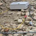 Nakon upozorenja javnosti: Elektrodistribucija uklonila kabl koji je visio iznad trotoara u Staroj Pazovi