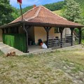 Bogdan prodaje renoviranu vikendicu u poznatom mestu u Srbiji: Tri hektara zemlje, vajat, mlekara i još jedna kuća na placu…
