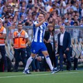 Neviđene scene: Niko nije reč napisao o najavi transfera fudbalera, on se samo pojavio iz tunela u dresu novog kluba VIDEO