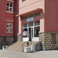 Školska godina počinje 1. septembra. Raspusti u novembru, februaru i aprilu